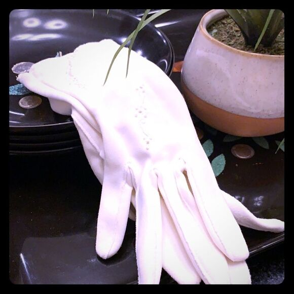 Accessories - Vintage Gloves  eyelet detail cream color